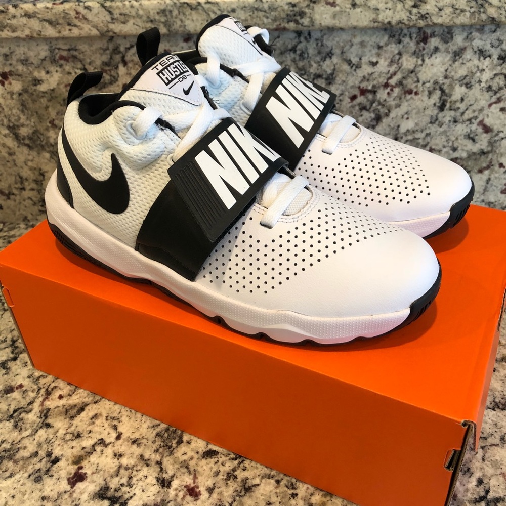 NEW NIKE Team Hustle D8 Basketball Sneaker youth 7